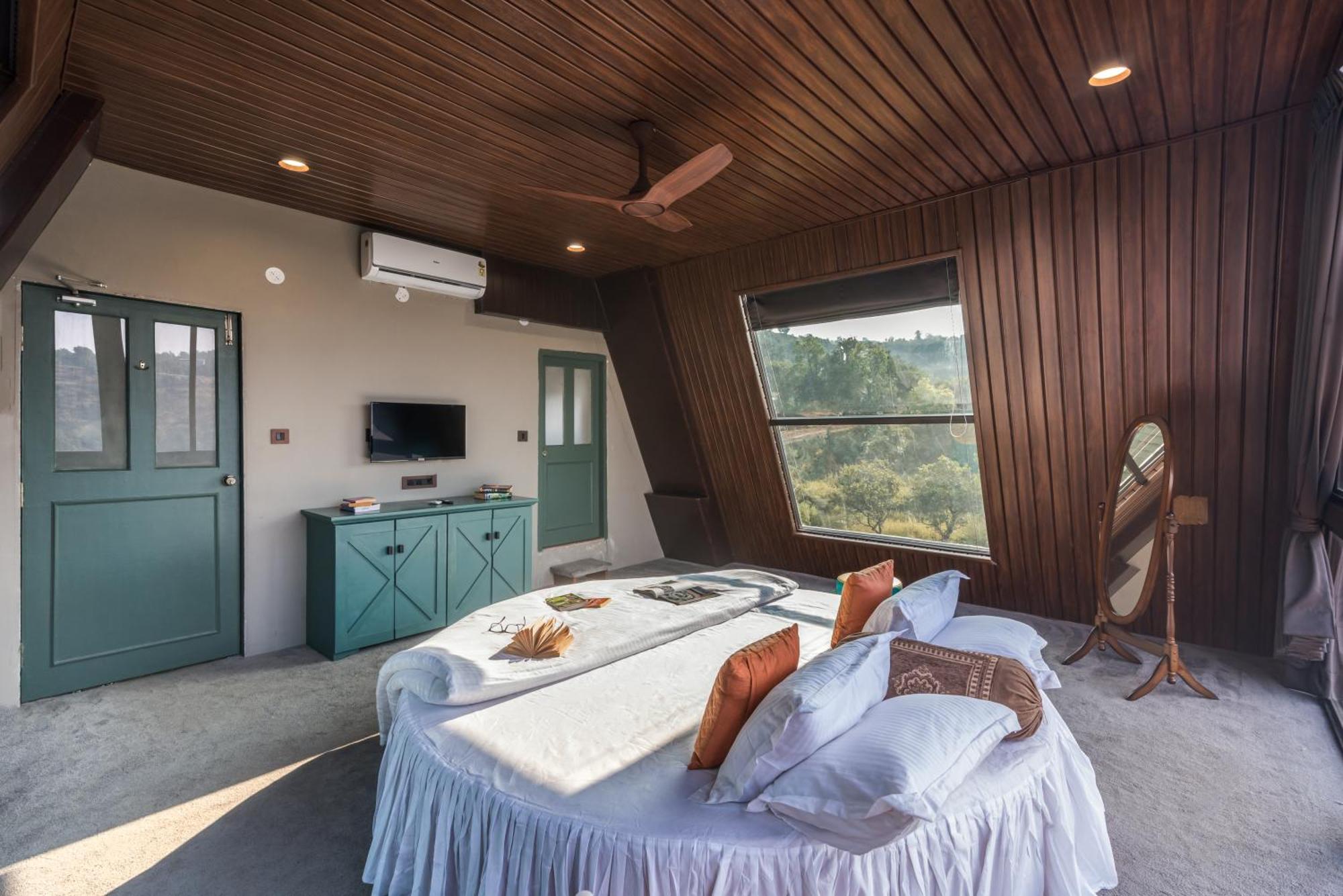Saffronstays A Vantage, Panchgani - A Pyramid Shaped Unique Luxury Villa With Infinity Valley Views מראה חיצוני תמונה